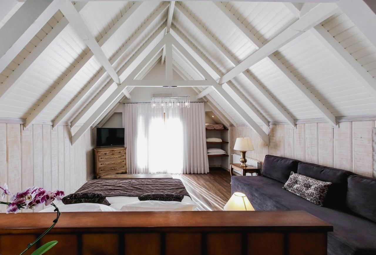 Bavaria Sport Hotel Gramado Bagian luar foto A room in the attic of a house
