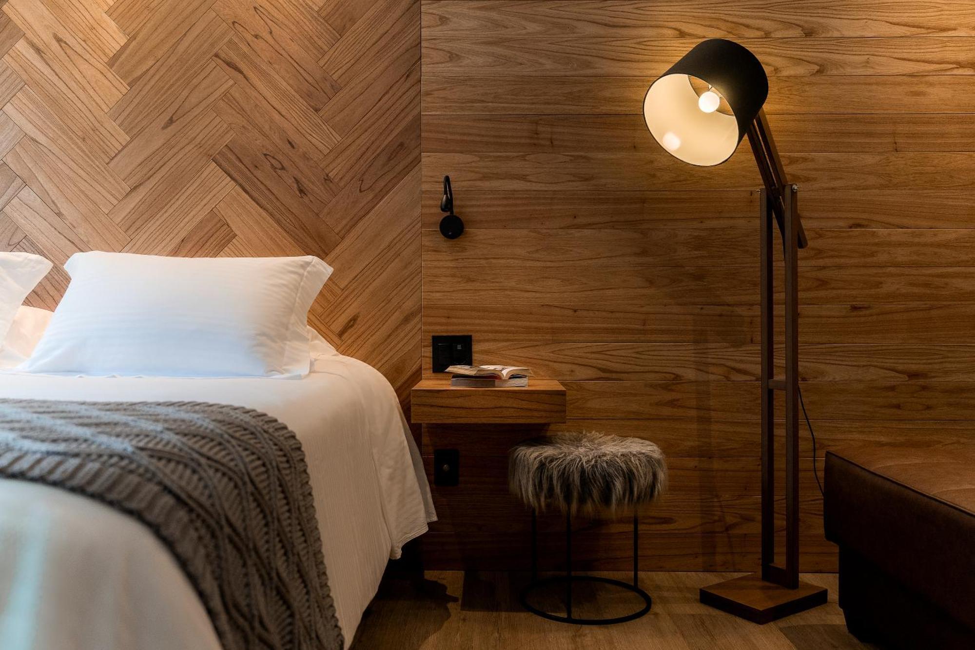 Bavaria Sport Hotel Gramado Bagian luar foto A floor lamp