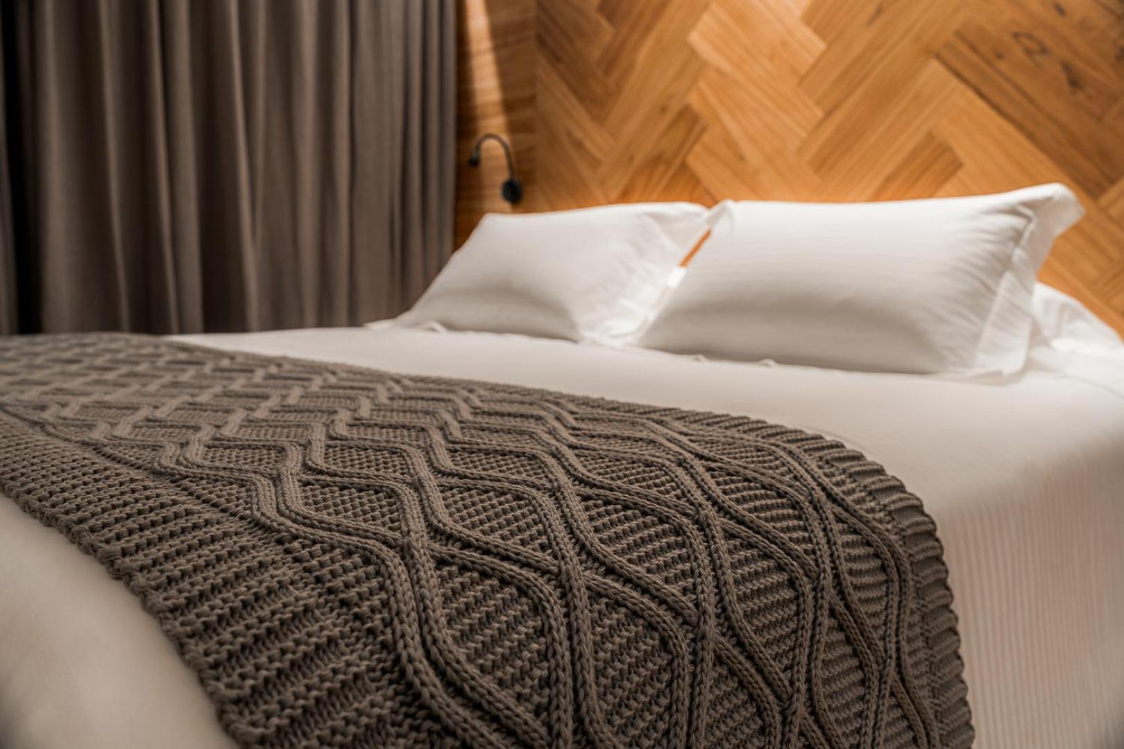 Bavaria Sport Hotel Gramado Bagian luar foto A bed with a throw
